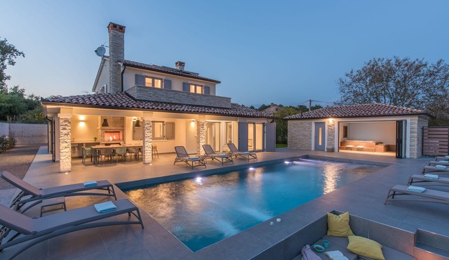 NEW Luxury spacious Villa Aurelia with heated pool