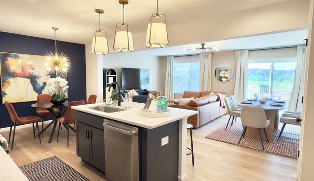 New Luxury Townhouse, Mins to PSU, Hosts 8 Guests by Orchid Lane Luxury Properties