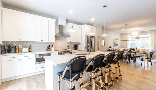 New Luxury Townhome Near Downtown Annapolis with Multiple EnSuite Bedrooms and Parking