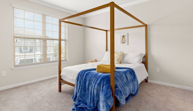 NEW Luxury Townhome w/ Pool & Gym