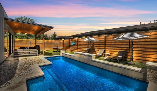 NEW Luxury Villa 5 min to SoCo &DT+Pool+Sleeps 20