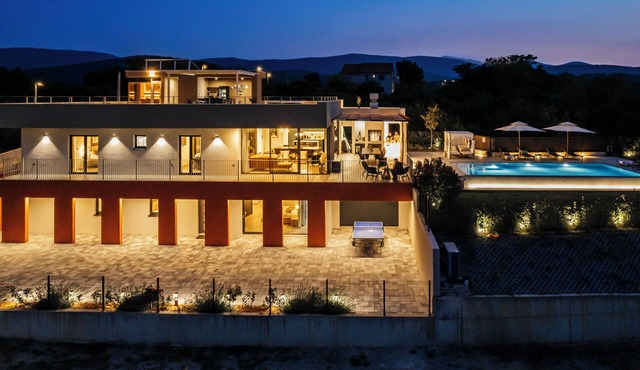NEW! Luxury villa Colorful with 60 sqm heated pool, 6 rooms, sauna, jacuzzi