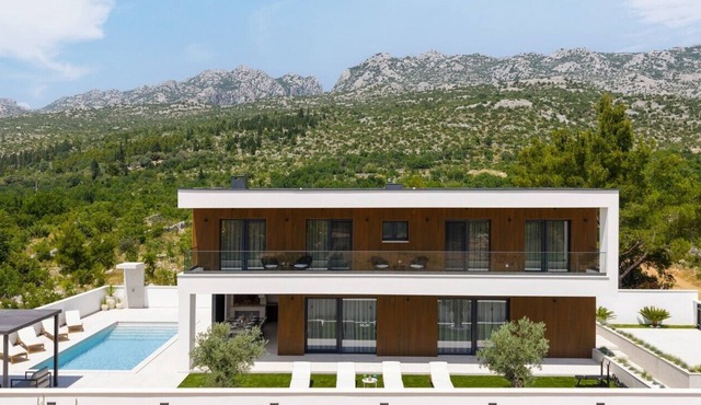New! Luxury Villa Cvita-design award winner 2025 Heated Saltwater Pool, BBQ, Perfect for Families & Pets