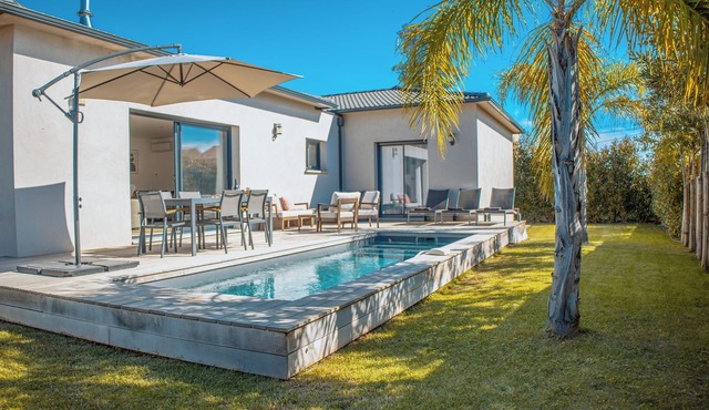 New luxury villa with top-of-the-range fittings, swimming pool & garden