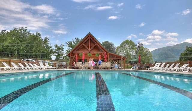 New Luxury Villa in the Smokies - Near Gatlinburg /Pigeon Forge /Dollywood