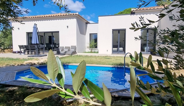 New luxury villa with swimming pool in a quiet location