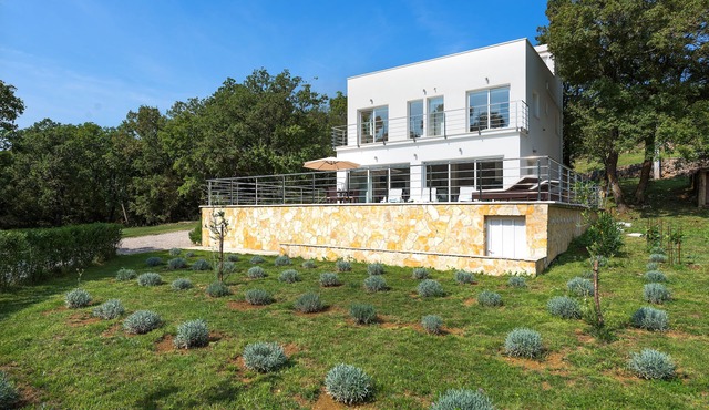 New luxury villa with swimming pool