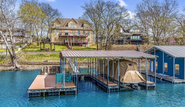 New Luxury Water Front Oasis with New Private Dock & Hot Tub!