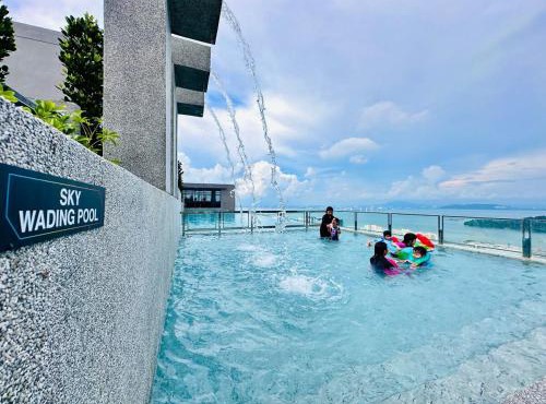 New LuxurySuite Rooftop Pool Stunning View airport 9pax