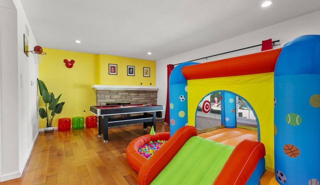 NEW Magical Family Fun! 10 Mins to Disneyland, Private Pool/Bounce House!