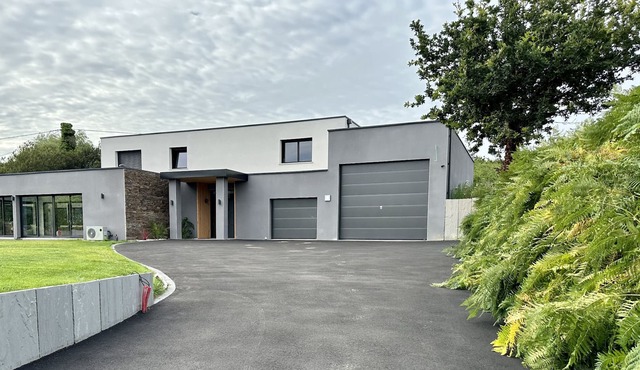 NEW - Magnificent luxury villa with swimming pool