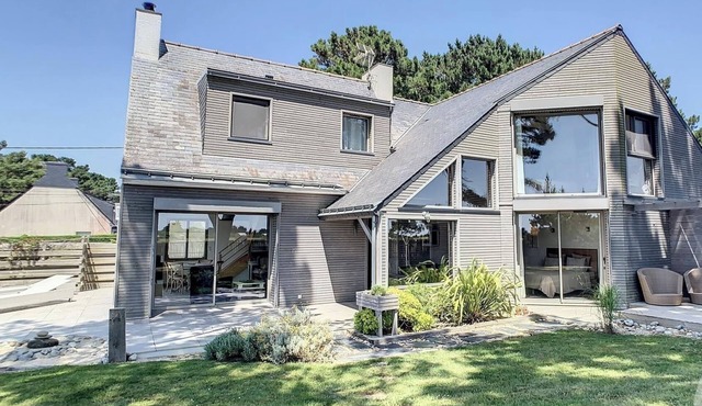 NEW. Magnificent resort 100 m from the beach with ocean views