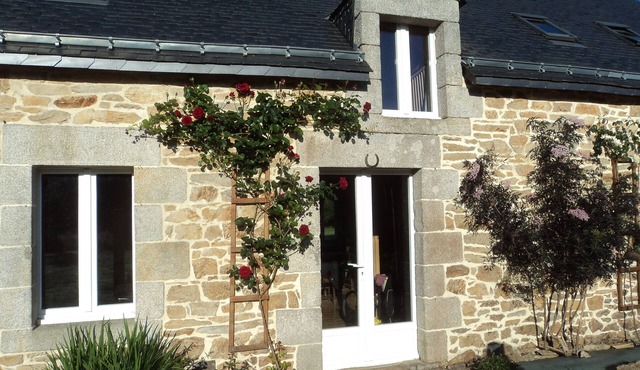 NEW management 2025. Homely detached cottage 1 acre of private garden with pool.