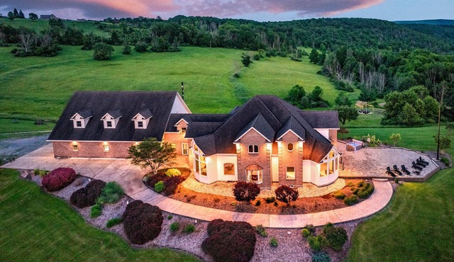 New Mansion Sleeps 26 w/Theatre, VIEW, Pickleball