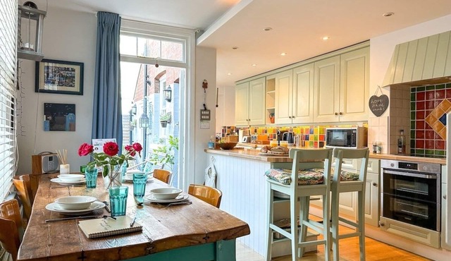 NEW Maple Cottage - City Centre - FREE Parking