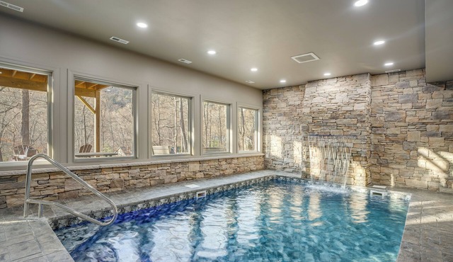 NEW!Massanutten Home~INDOOR HEATED POOL~Theater~Hot tub~Family Friendly~Sleeps14