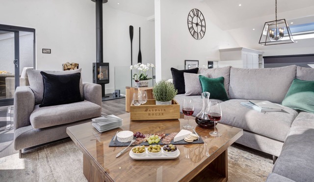 NEW - Mayfair House - 5 Star - Lake View Luxury