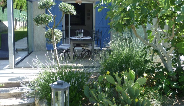 New Mediterranean holiday house with large garden, 8 km to the sea.