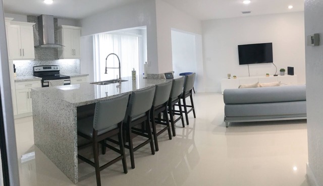 New Miami Townhouse On Lake For Families FU 3Bd/2Bth/5 Persons