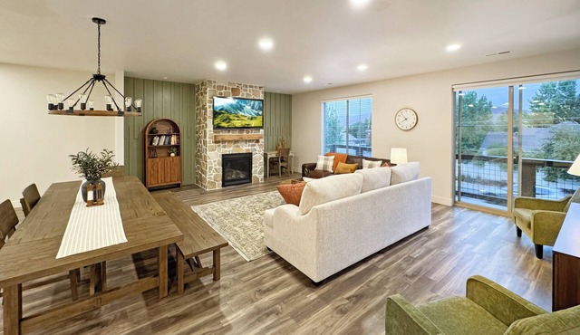 New Midway Condo on Main St - Mountain views & luxury bedding, e-bikes for rent