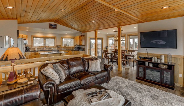 New! Mile High Views - Minutes from downtown McCall - Hot tub - Fire Pit - Trailer Parking