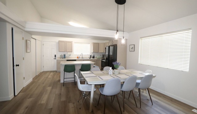 NEW| Million Dollar View| 86" TV| Workspace| 30 min to Ski