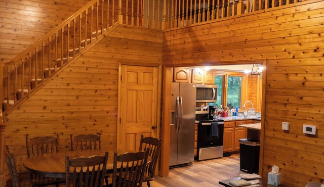 New Minglewood is our Cozy 3-bedroom cabin with WiFi, AC in lovely Irving