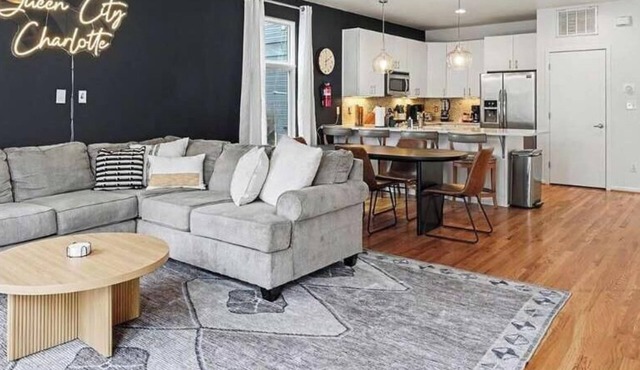 New! Minutes to Uptown CLT w/King Suites