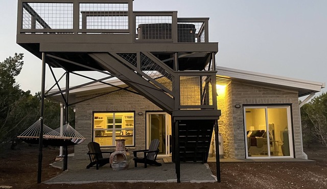 New mod container w/12-foot deck, hot tub, 360 amazing views, BOGO wine tasting