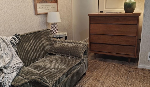 New modern 1-bedroom lower unit in Saint Paul home. Private, WiFi, coffee!