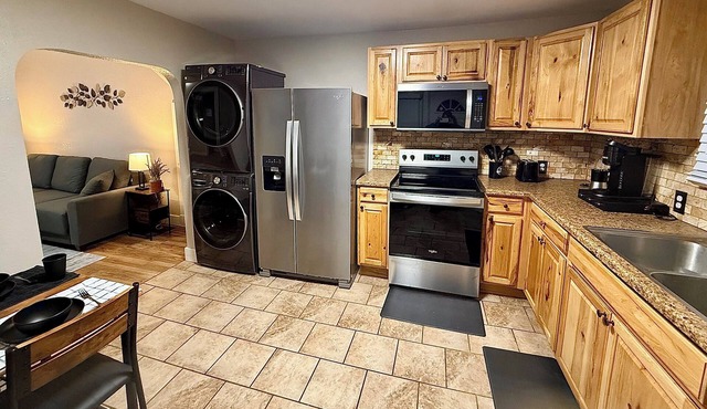 NEW Modern 1BR for Work & Stay with Fast Wi-Fi. Pets OK