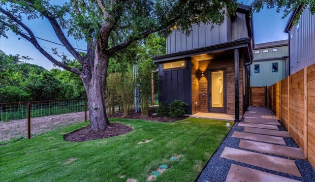 *New Modern 2BR Home in Austin`s East Side - Sleeps 5*