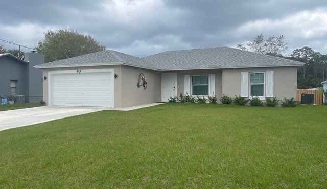 New modern 3-bed 2 bath house with smart TV's in every room, WIFI, and hot tub