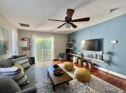 New, Modern, 3 bed/3 bath Apt, 10 miles to DC!
