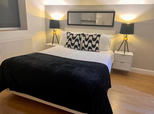 New Modern 3 Bed En-suites City Centre Apartment - Sleeps 8- Paid Parking Options