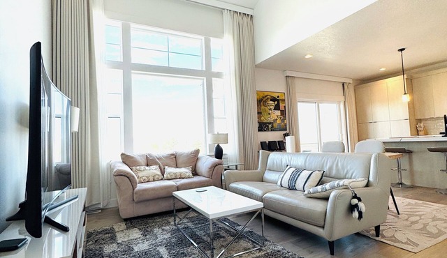 NEW Modern 3 bed Home with Stunning Mountain Views close to Ski Resort and City
