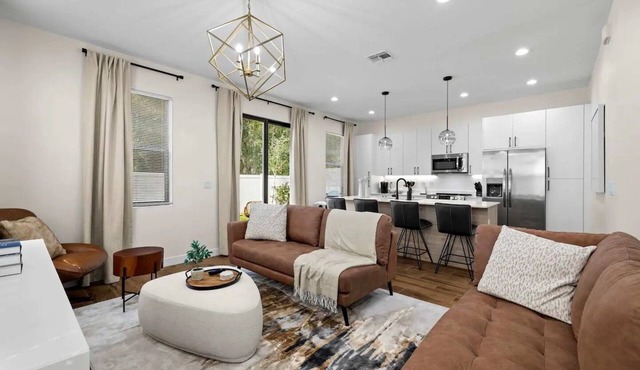 New Modern 3 Bedroom Townhome w/Patio Central Tampa Near Airport