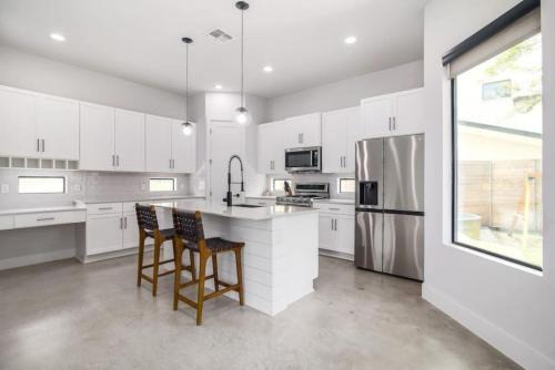 New Modern 3BR 2.5BA North Loop, Cowboy Pool and Patio by Austin Vacay