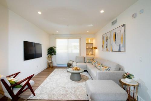 New Modern 3BR 3BA Apt in Central Los Angeles with Rooftop & Parking