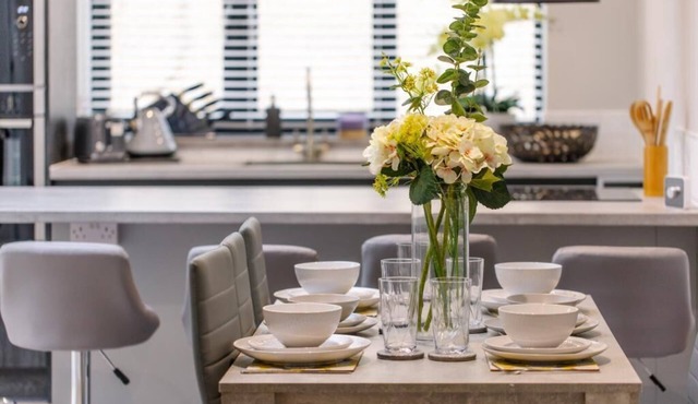 New modern 4 bed, 3.5 bath house free parking