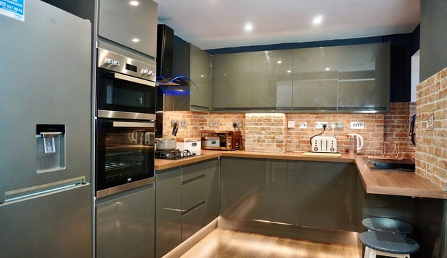 NEW Modern 4-Bed House, Deluxe Living, 3 Bathrooms