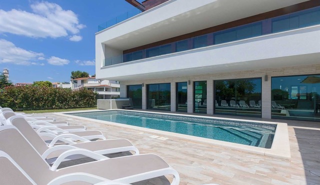 New modern 5-BR villa with pool, indoor wellness, close to beach