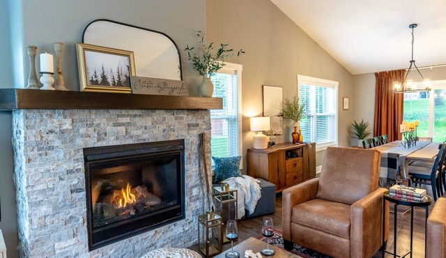 New Modern and Cozy 3BR Lake Home with Indoor Fireplace