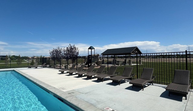 New, Modern and Cozy with a pool in Central Star! 15-30 from Meridian and Boise!