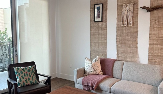 New, modern and luxurious 2bed condo in Central Pasadena, 5min from Old Town