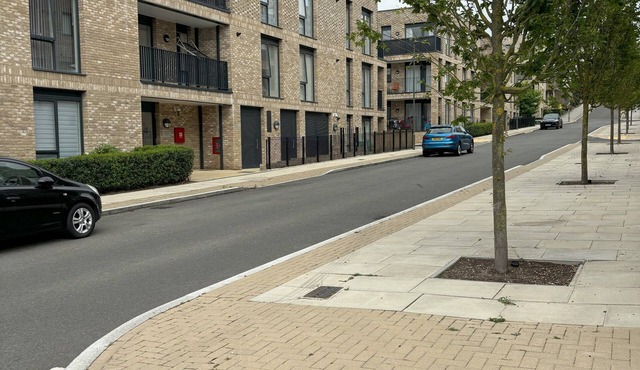 New Modern Apartment, Private Sceure Parking with EV Charger and Balcony