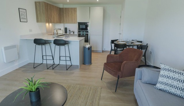 NEW Modern Apt Near Airport with Private Parking