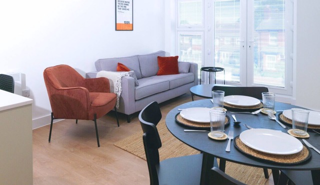 NEW Modern Apt Near Airport - Private Parking