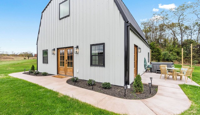 New & Modern Barn House 1 BR + BIG Loft w/Queen Sleeper Sofa on 3 serene acres