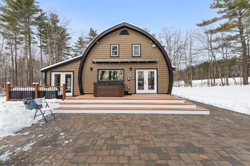 NEW Modern Barrel Getaway HOT TUB & Game Room